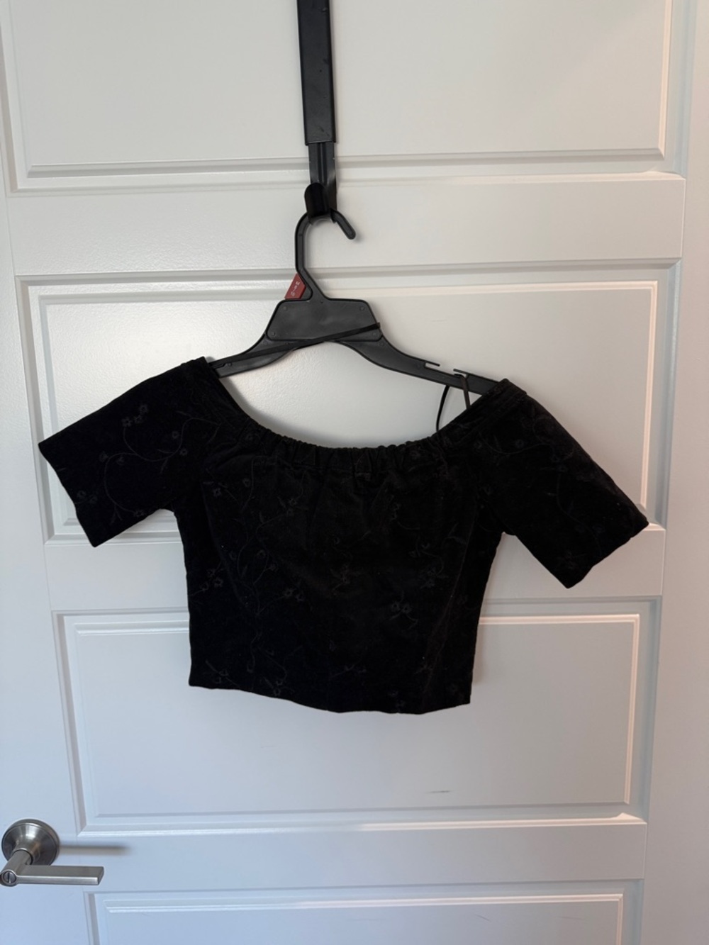 Black Off-Shoulder Button-Front Cropped Top - Picture 2 of 2